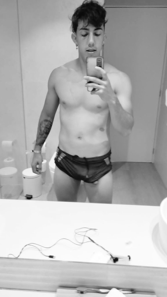 vaquerocurioso's tweet photo. Hola 😈¿quieres ver más ? 😉🤠 #Latin #sex #gay #dick #naked #shower #onlyfans https://t.co/xRvkXxVwTn