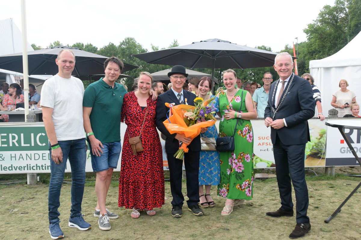 De almelose-ruiterdagen.nl waren opnieuw een geweldig succes! Met mooie wedstrijden en gezelligheid eromheen. Dat kan alleen met vrijwilligers. Eén ervan is hoofdringmeester Engelbert Knol, die ik mocht vertellen dat hij is benoemd tot Lid id Orde van OranjeNassau. Gefeliciteerd!