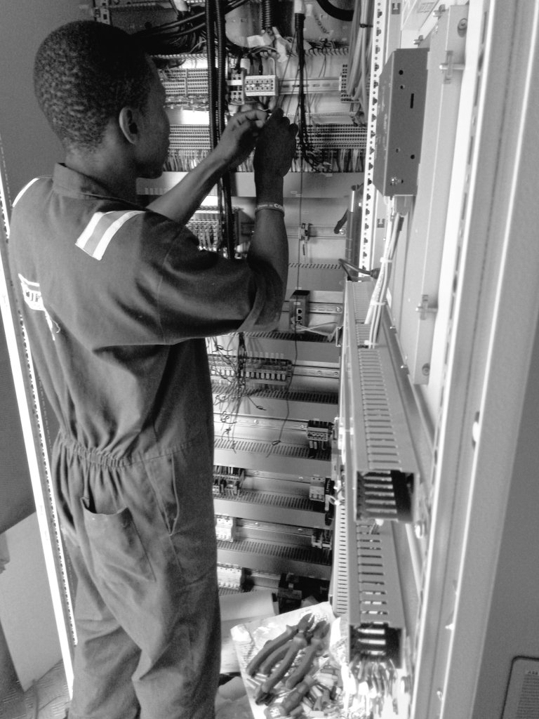 Iam_SundayCino's tweet photo. When it comes to Electrical wiring of   MTU Gas engines ranging from 500kva to 3000kva that is my area of specialization. My DM is open abeg
Give me work https://t.co/CgC8at7i15