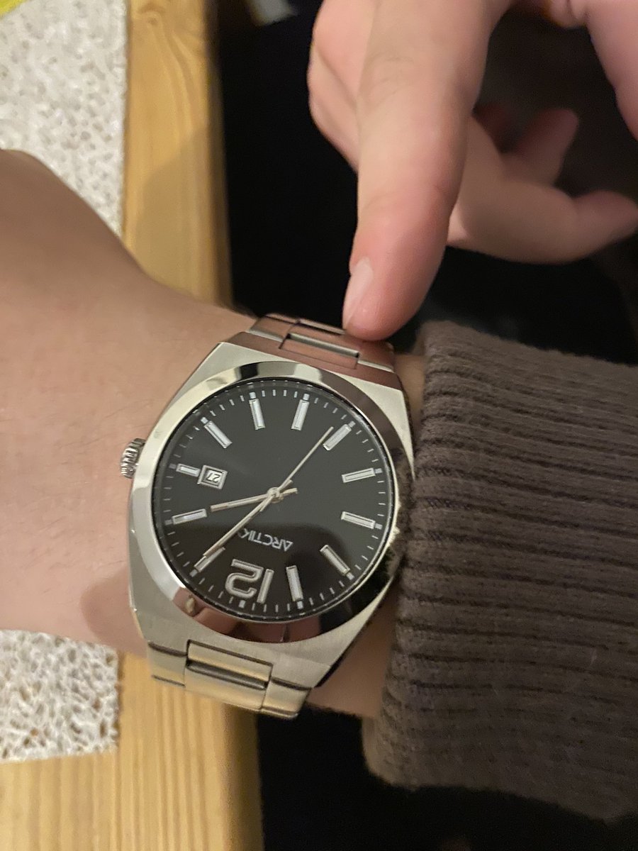 leonahahah's tweet photo. @rmaxplus @Theo_bdelsart la montre https://t.co/JKvZBdCPaS