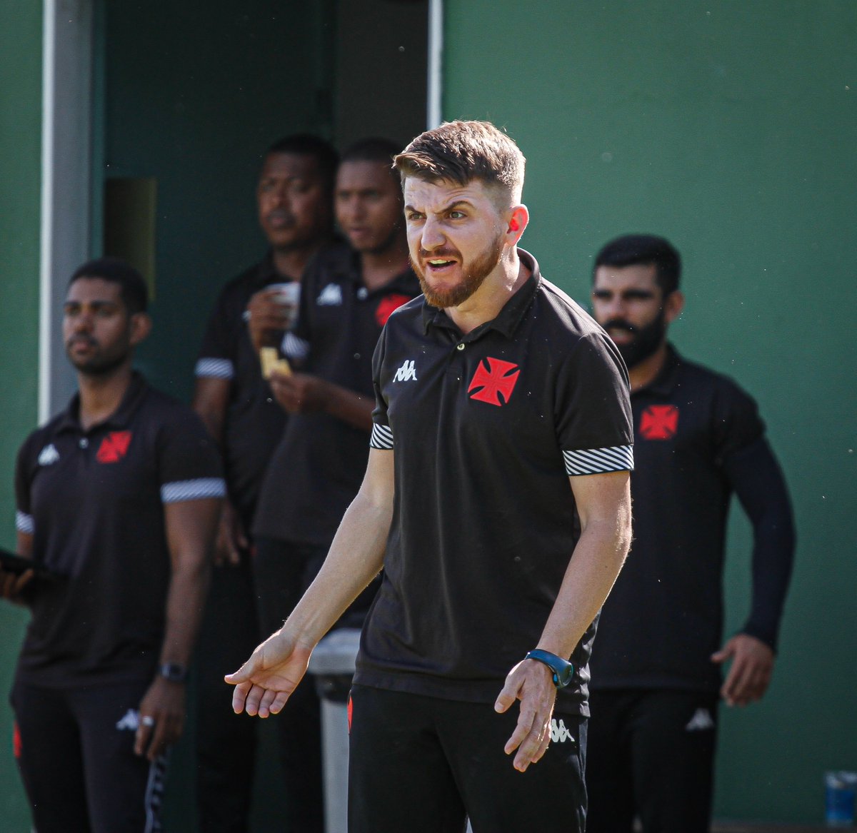 O técnico William Batista assume interinamente o elenco profissional do Vasco da Gama. 

Seus números na categoria sub-20 em 2023: 

• 15 jogos 
• 12 vitórias 
• 03 empates
• 00 derrotas 

(📸: Matheus Lima/Vasco da Gama)