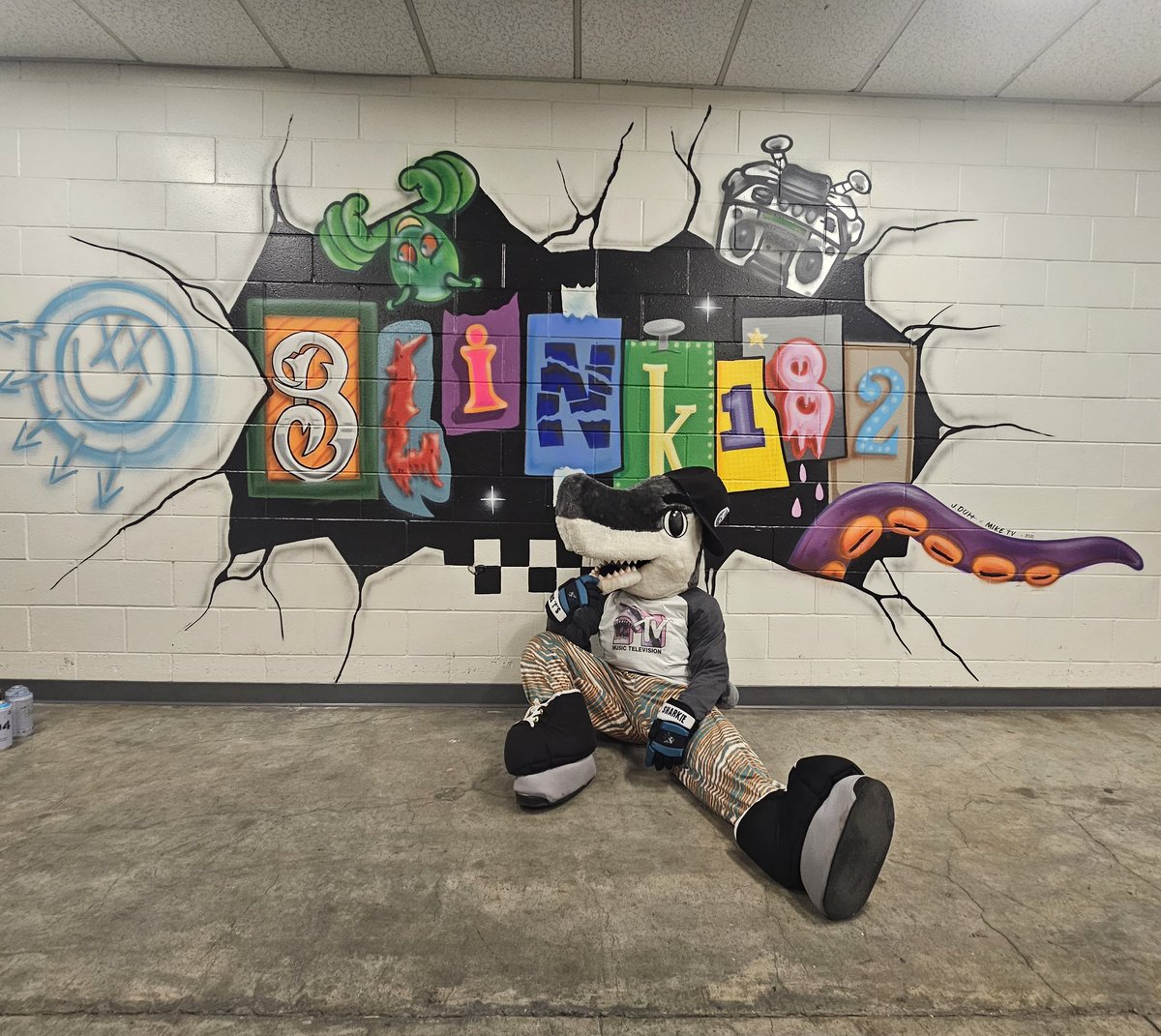 cellardoor____'s tweet photo. Got to paint some stuff for @blink182 👽🥳🤘🏽!!! Childhood me is screaming https://t.co/5zOIjUPHX2