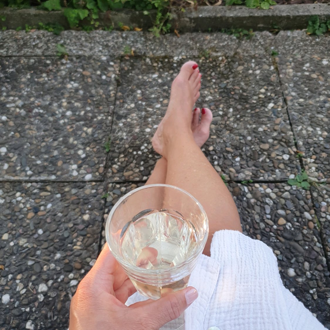 BackGoettin's tweet photo. Samstagabend.
Alleine, barfuß mit einen Glas Wein vor der Türe über mein Leben nachdenken.
Und ihr so?? https://t.co/VVhjXnnZIW