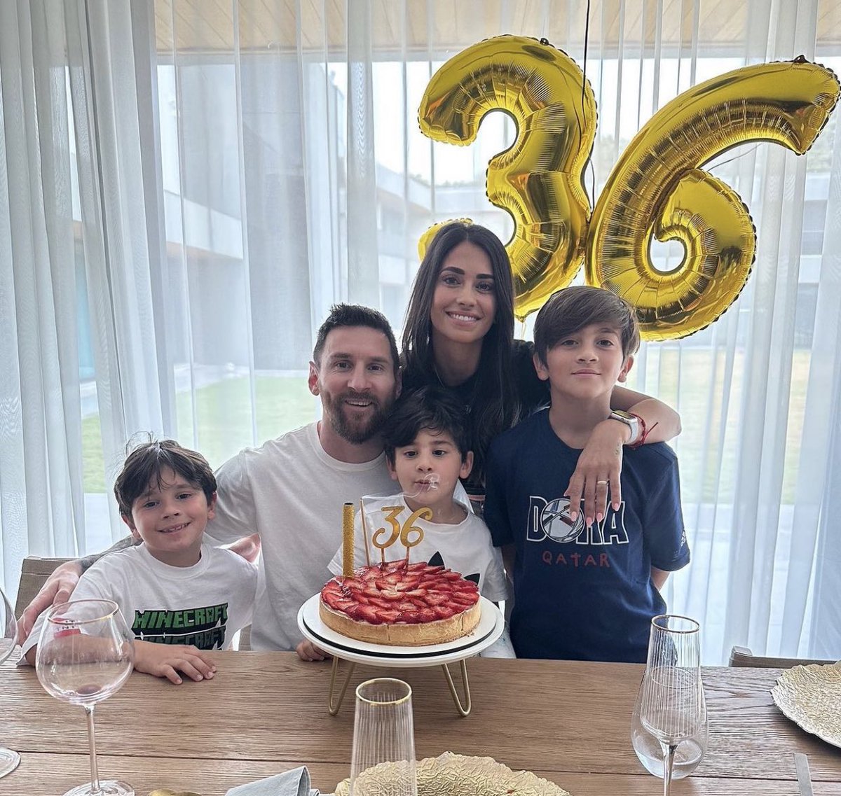 BarcaUniversal's tweet photo. Image: Leo Messi celebrating his birthday with his family. https://t.co/BYhXwHn9fF