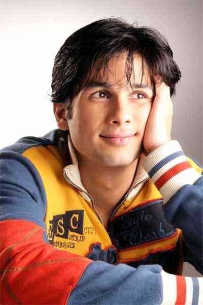 young Shahid Kapoor, in Life Ho Toh Aisi, Paathshala, Vivaah was such a cutie nerdy chocolate boy material. LIKE FIRST CELEB CRUSH EVER. and then he grew into much rough roles and look with time and honestly, i miss the cute times😞