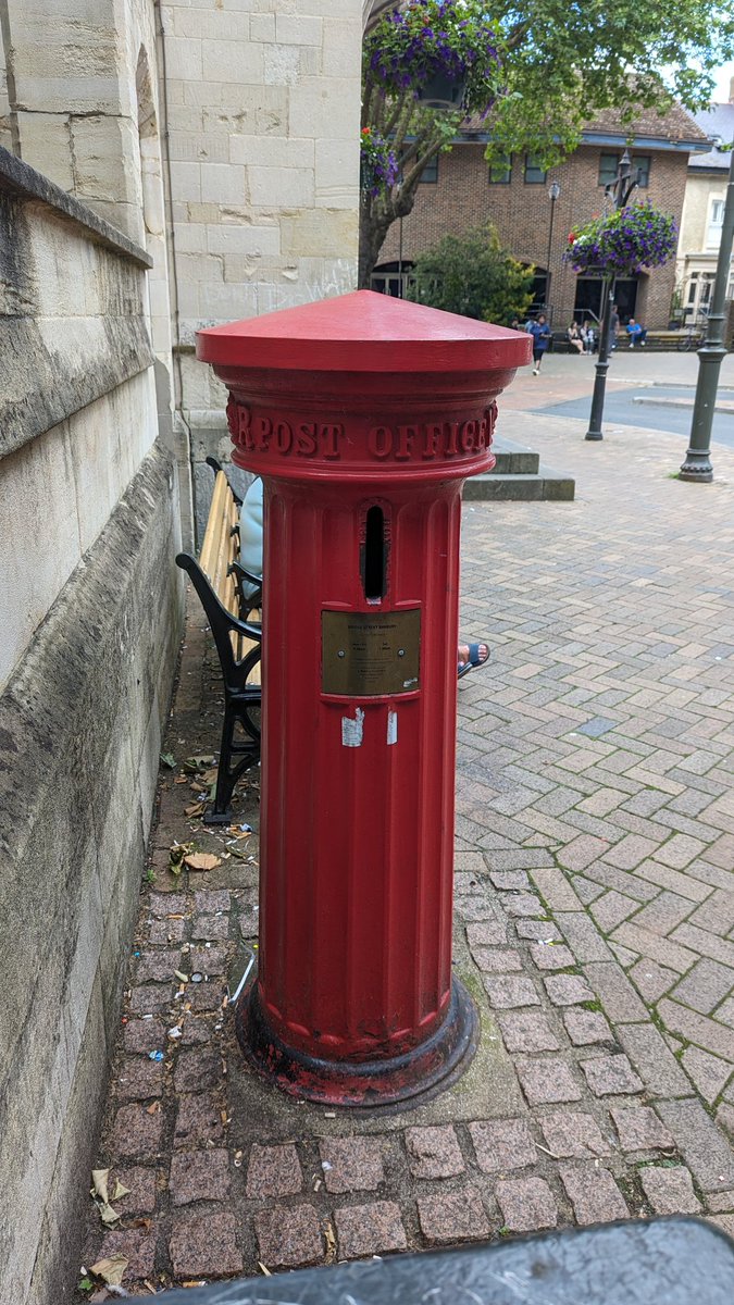avril_read's tweet photo. A trip to @UptonHouseNT in Warwickshire, followed by an afternoon in Banbury produced this absolute belter of a VR pillar box, dating from 1857. My first ever of this design.

Happy #postboxsaturday one and all. https://t.co/PqaRE2fANi