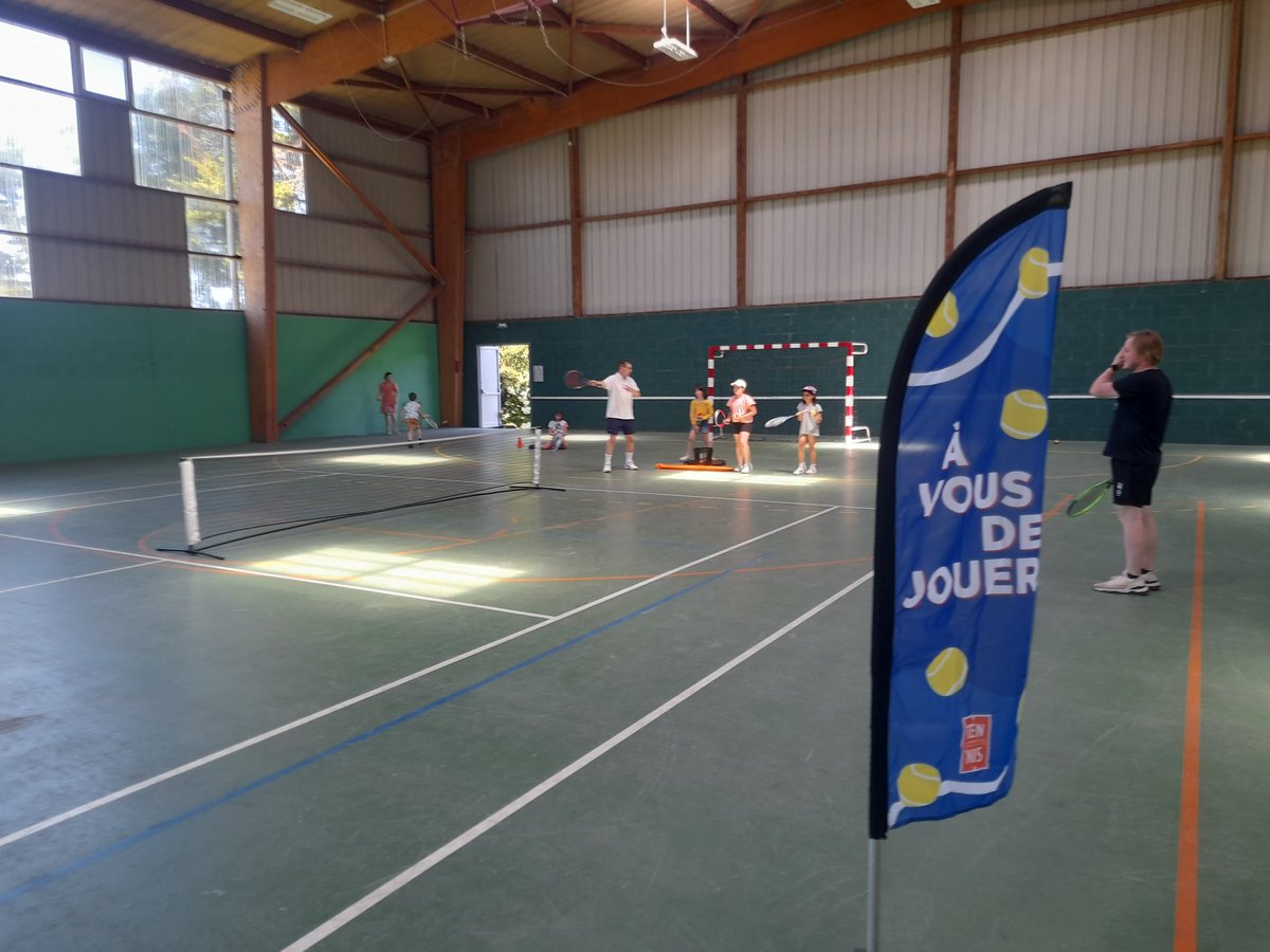 Fin de 2 jrs de #JournéeOlympique avec + de 200 participants à <a href="/MERAL_France/">Commune de MÉRAL 🇫🇷</a>
Un grand merci pr 
➡️l'escalade au cd53 escalade et Gral de laval
➡️ tennis au club de Cossé et Méral 
➡️ la CO, la rando et l'atelier 60m athlétisme aux jeunes bénévoles méralais
#TerreDeJeux2024