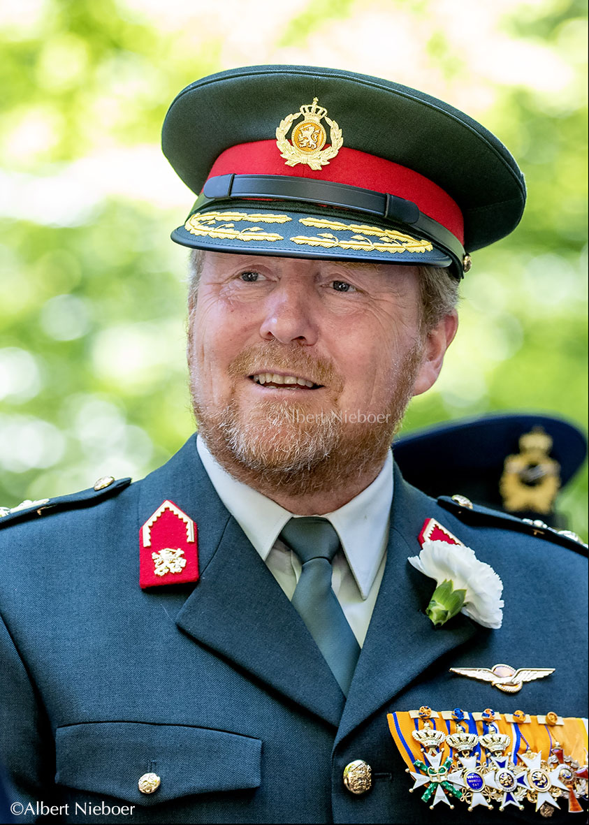 Royaleurope's tweet image. Koning Willem-Alexander en minister-president Rutte wonen de 19e editie van Veteranendag bij. Dit is een eerbetoon aan de ruim 100.000 Nederlandse veteranen die zich in dienst van de vrede hebben ingezet. ©Albert Nieboer #veteranendag #koningwillemalexander