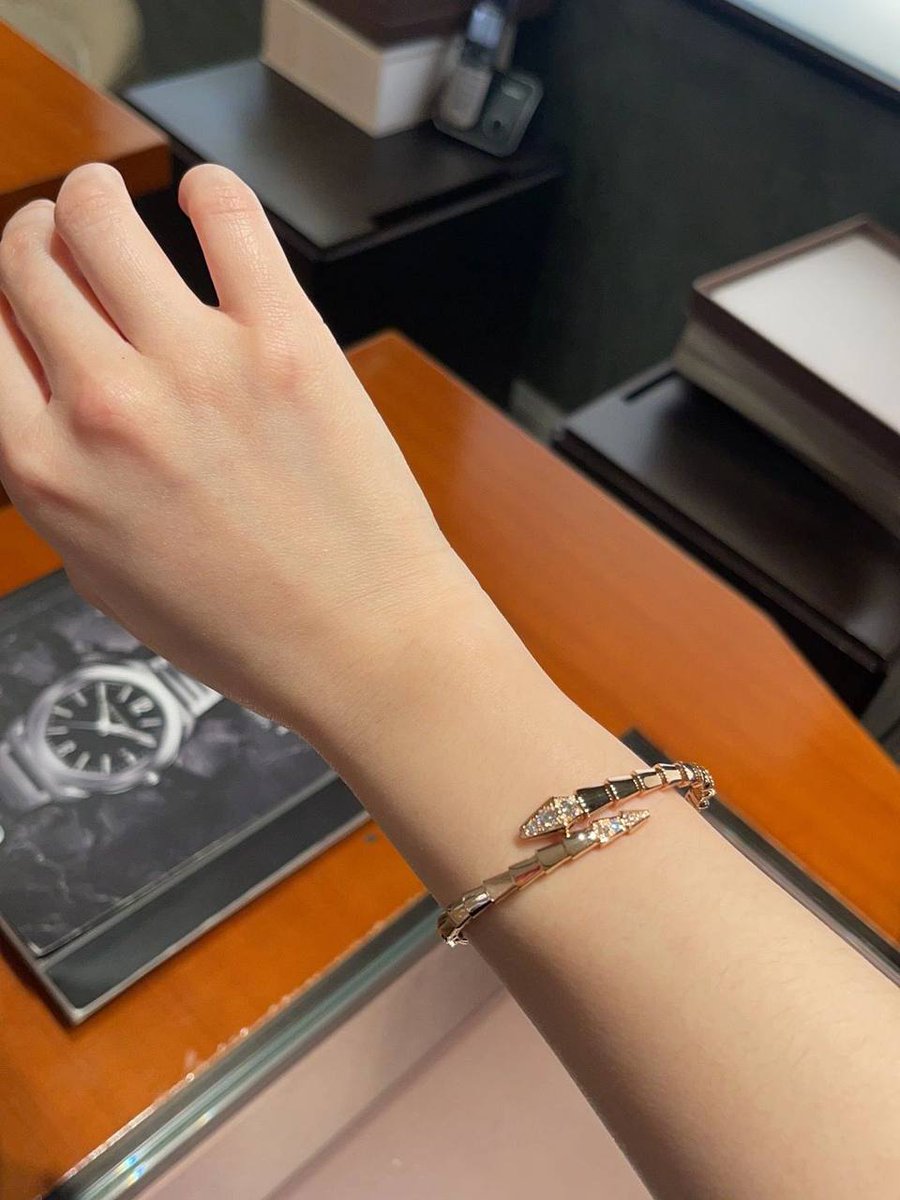 apple93377517's tweet photo. Don’t be stone hearted, be stone jeweled!
#Diamond #Bracelet https://t.co/QOYPnERWCF