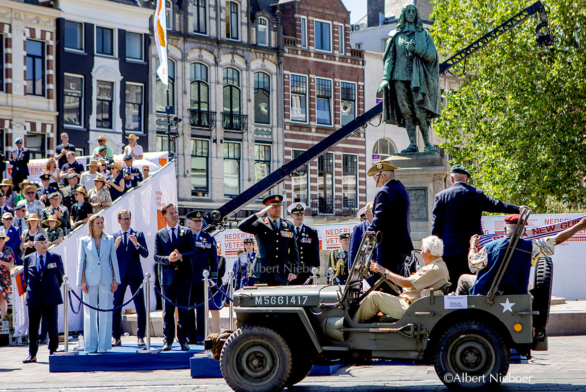 Royaleurope's tweet image. Koning Willem-Alexander en minister-president Rutte wonen de 19e editie van Veteranendag bij. Dit is een eerbetoon aan de ruim 100.000 Nederlandse veteranen die zich in dienst van de vrede hebben ingezet. ©Albert Nieboer #veteranendag #koningwillemalexander