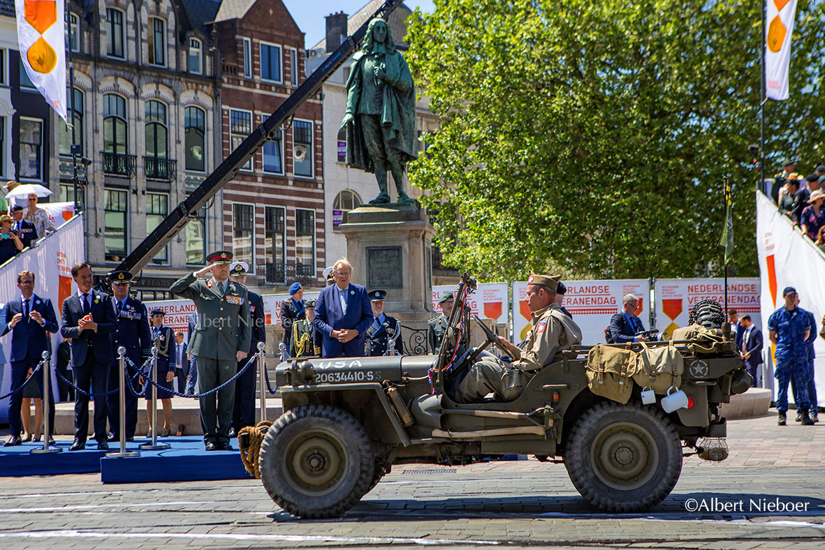 Royaleurope's tweet image. Koning Willem-Alexander en minister-president Rutte wonen de 19e editie van Veteranendag bij. Dit is een eerbetoon aan de ruim 100.000 Nederlandse veteranen die zich in dienst van de vrede hebben ingezet. ©Albert Nieboer #veteranendag #koningwillemalexander