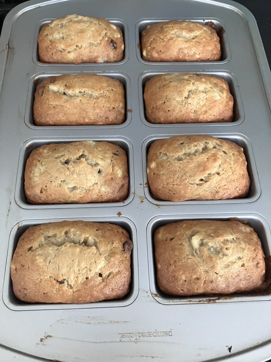 Leftover bananas can only mean one thing…..mini banana bread loaves. Yum!  #pamperedchef