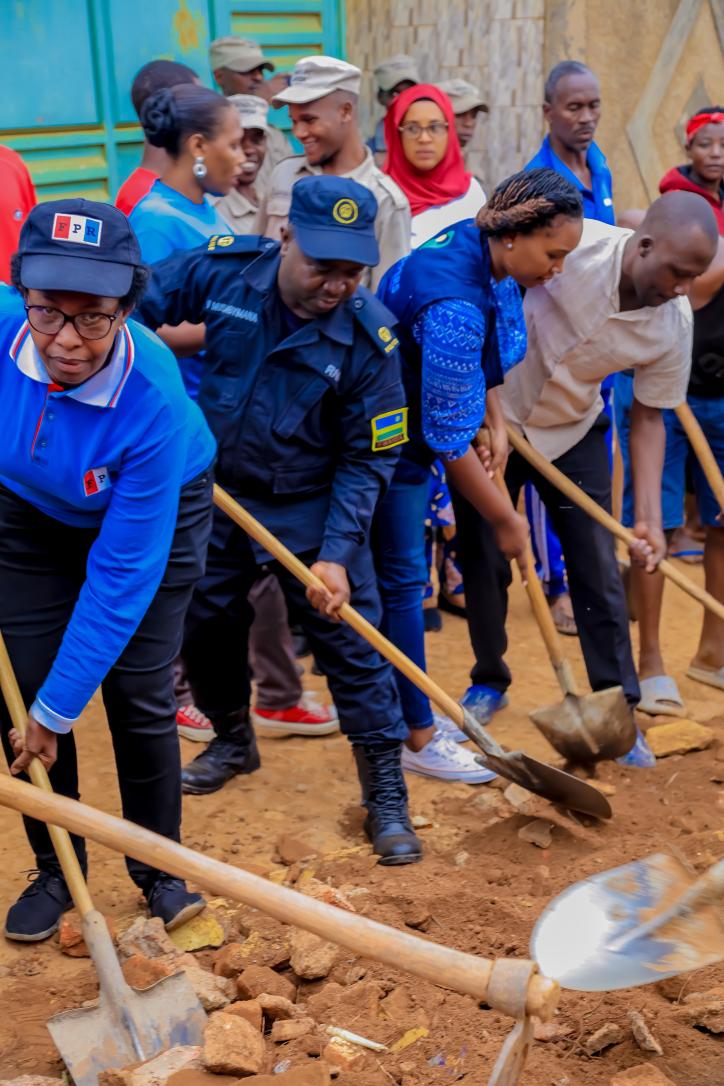 Eco_Mappers's tweet photo. #Nyacyaruhungabanya duhari, urubyiruko rwa Ecomappers OSM Rwanda community  mu bikorwa by' #umuganda nubukangurambaga bwo kurengera #ibidukikije hifashishijwe ikorana buhanga rya #Mapping mu murenge wa #Kimisagara https://t.co/kDB4P1QzKs