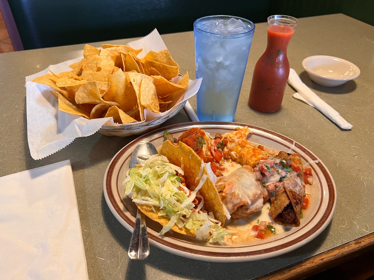 Bardonner's tweet photo. Love this Mexican lunch buffet! $11! 11-3 everyday. 🌮 🌯 🇲🇽 (@ Chile Verde Mexican Restaurant in Indianapolis, IN) https://t.co/vGDf2RsCwm https://t.co/5yjG8YN0uB