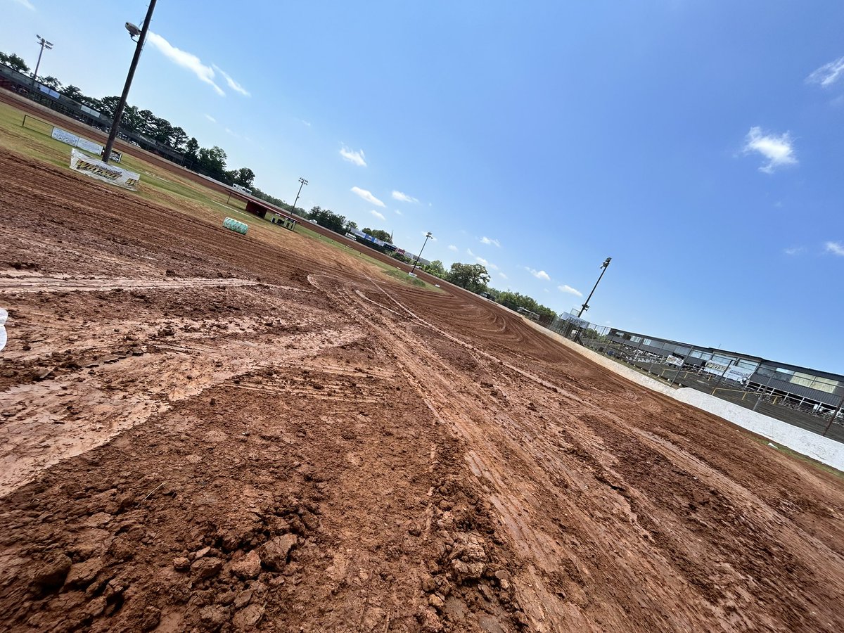 HuntTheFrontSDS's tweet photo. After a good nightโs sleep, the pit area is buzzing with activity once again here at Whynot Motorsports Park.
Teams are preparing for the second night of the #HouseDivided40 โ another 40-lap, $5,000-to-win feature is on tap tonight at the โHouse of Hook!โ ๐ช https://t.co/5L08nbluTZ
