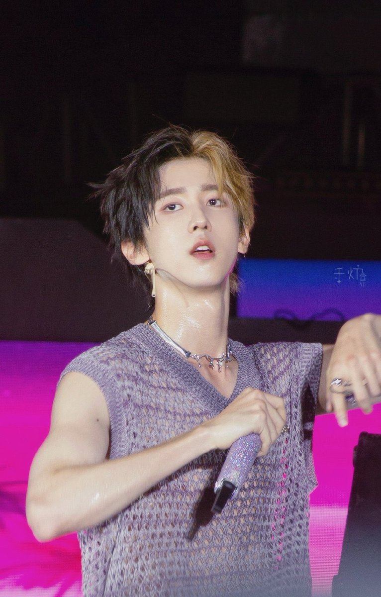 ZhaoRang_Thai's tweet photo. [ 24.06.2023 ]   🐌 
Zhao Rang  fans update 
 
งานเทศกาลดนตรีที่เฉงตู
หนุ่มหล่อผมขาวดำ! 

©️ 千灯明灭-u-
#ZhaoRang #赵让  1/1
#赵让Ryan #R1SE ⚡️ #จ้าวร่าง https://t.co/k1peKElnpC
