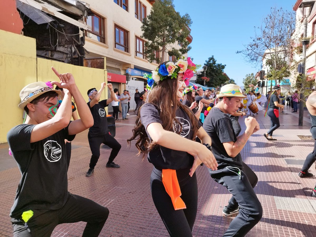 balletlaserena's tweet photo. Con un hermoso pasacalle organizado por @muni_laserena, compañías culturales de la ciudad celebraron un nuevo ciclo de la naturaleza.-
Con danza el #bfls le desea un feliz Año Nuevo a todos los pueblos del hemisferio.-
🍂🌱🌼 https://t.co/8RWCdY9K6q