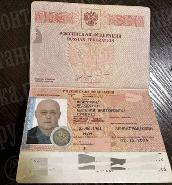 🔴 Medios rusos difunden fotos de objetos hallados en la oficina de #Prigozhin en el Hotel #Trezzini en #SanPetersburgo.
Encuentran armas, dinero, oro y pasaportes a nombre de Prigozhin con una foto, que al parecer, no seria el jefe de los #WagnerPMC