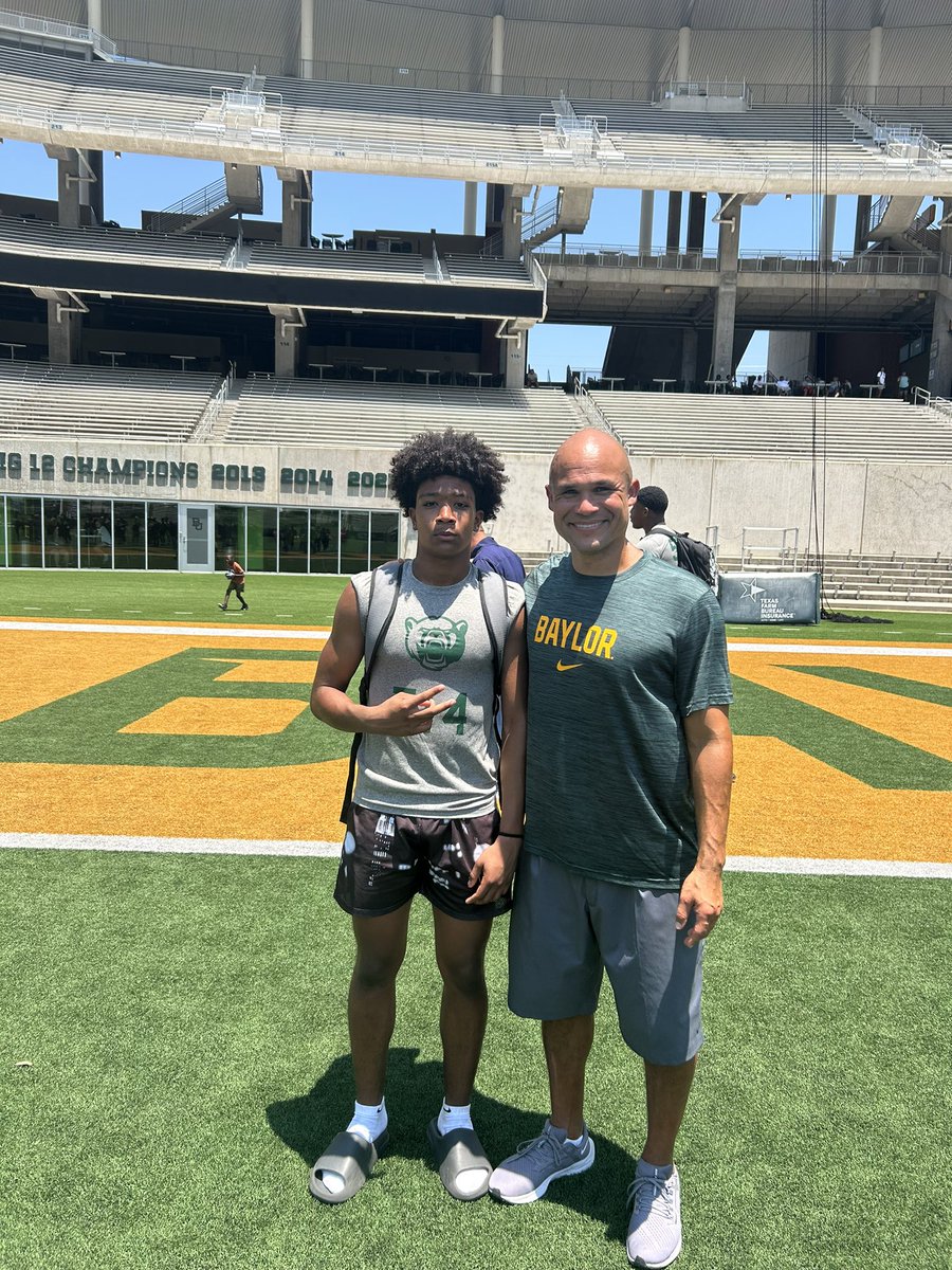 zohill2025's tweet photo. #AGTG After a great conversation with @CoachDBaker81 and @CoachDaveAranda IM BEYOND BLESSED TO RECEIVE ME FIRST D1 OFFER FROM @BUFootball!!! @CoachBadovinac @SkysTheLimitWR @DRR_Recruiting @DaveHenigan @CoachBBowman @on3 @RivalsCole @247Sports https://t.co/UOzZ5Nm24J