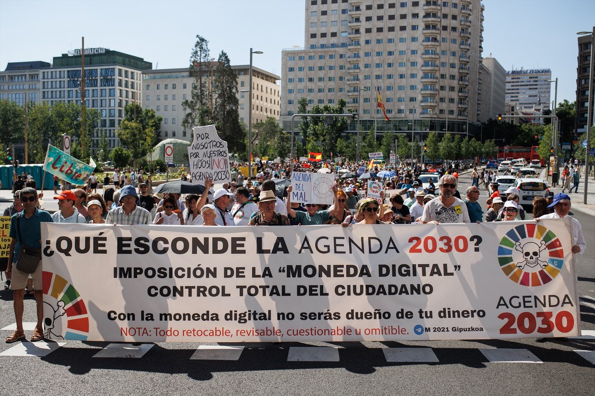 europapress's tweet photo. 📸 Manifestación en Madrid contra la Agenda 2030 en la que se exhiben pancartas que rezan: "Agenda 2030, control total del ciudadano" y "globalismo=esclavitud" https://t.co/NkUFVq5JjJ https://t.co/muvjgO0vg9