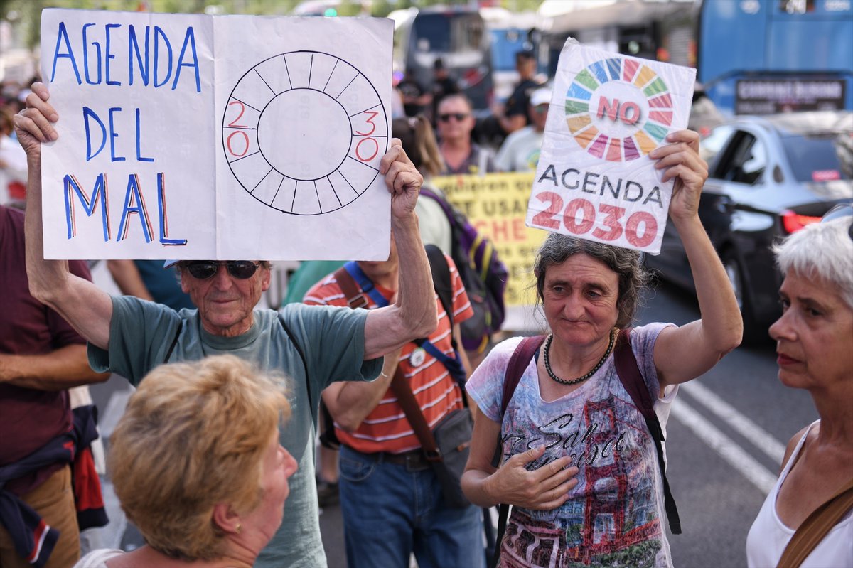 europapress's tweet photo. 📸 Manifestación en Madrid contra la Agenda 2030 en la que se exhiben pancartas que rezan: "Agenda 2030, control total del ciudadano" y "globalismo=esclavitud" https://t.co/NkUFVq5JjJ https://t.co/muvjgO0vg9