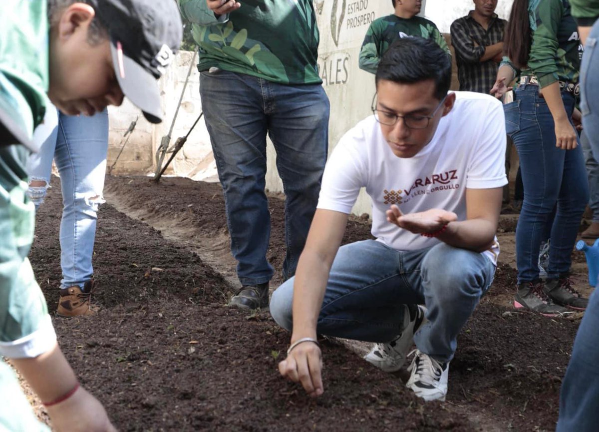 luiscasas4T's tweet photo. Por el bien de Veracruz, todos a sembrar 🌱👨🏽🌾
En colaboración de productores y funcionarios públicos participamos en el #TequioAgrícola con el fin de promover y capacitar a la ciudadanía en los procesos de cultivo y la búsqueda de la soberanía alimentaria.
#Sembremos #Veracruz https://t.co/pHAyy18MiI