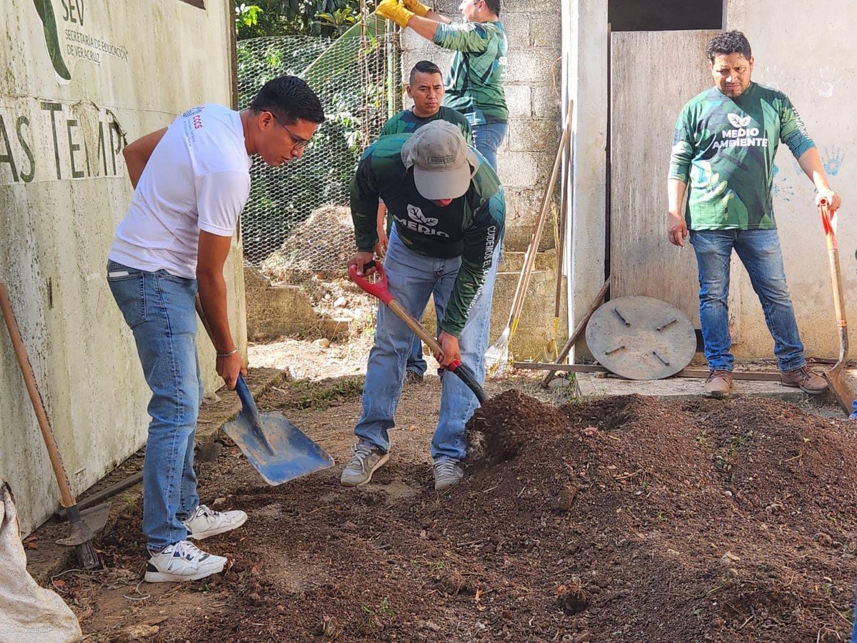 luiscasas4T's tweet photo. Por el bien de Veracruz, todos a sembrar 🌱👨🏽🌾
En colaboración de productores y funcionarios públicos participamos en el #TequioAgrícola con el fin de promover y capacitar a la ciudadanía en los procesos de cultivo y la búsqueda de la soberanía alimentaria.
#Sembremos #Veracruz https://t.co/pHAyy18MiI