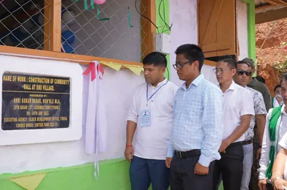 arunachaltimes_'s tweet photo. Basar MLA Gokar Basar inaugurated a #community_hall in #Siki village in #Tirbin circle of #Leparada district on Saturday, in the presence of ZPMs, CO Hage Ato, and villagers. – Pinku Basar https://t.co/2Dh1HXSheD