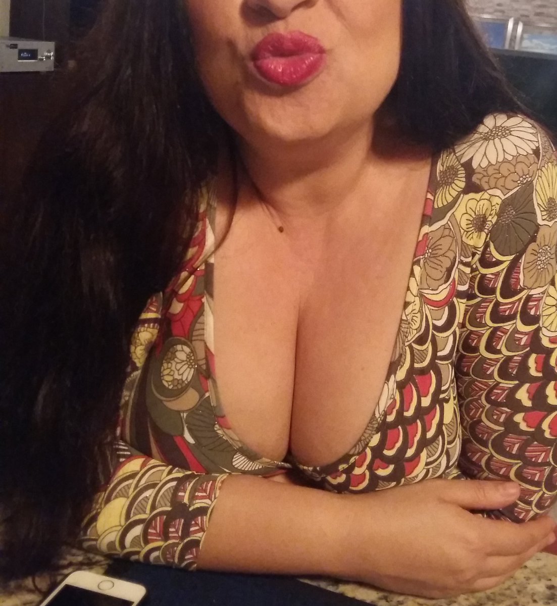قد تبدو صورة عادية وبريئة
لكن
ماذا خطر في بالك اول ما شاهدتها ؟
لماذا تقوم بذلك؟
لمن ترسل قبلاتها؟
ايش المناسبة المدعوة لها ؟
لماذا تلبس هيك؟
ايش مشاعر ابنها او زوجها لما شافها لو كانت متزوجة ؟
وكيف مشاعر اخوها لو كانت غير متزوجة ؟
شاركنا افكارك ومشاعرك وعبر عن نفسك