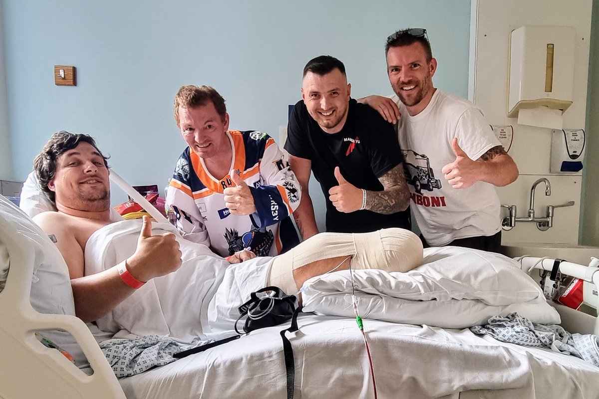Some of your Sheffield Steelkings paid a visit to Damien Barker, who underwent surgery yesterday to have his lower leg removed.

We're pleased to let you know that Damo is doing well and in good spirits!

#HailToTheKings 👑  
#ParaIceHockey #HockeyIsForEveryone