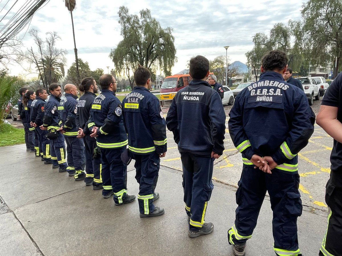 BomberosNunoa's tweet photo. Grupo GERSA del Cuerpo de Bomberos de Ñuñoa se encuentra en fase de movilización a la región de Ohiggins, Coltauco con las pieza de Material Mayor K3 y QX6 . Desde ya les deseamos mucho éxito a este gran equipo de trabajo que va en ayuda a la zona sur de nuestro país. #bomberos https://t.co/rpHyUHnmUE