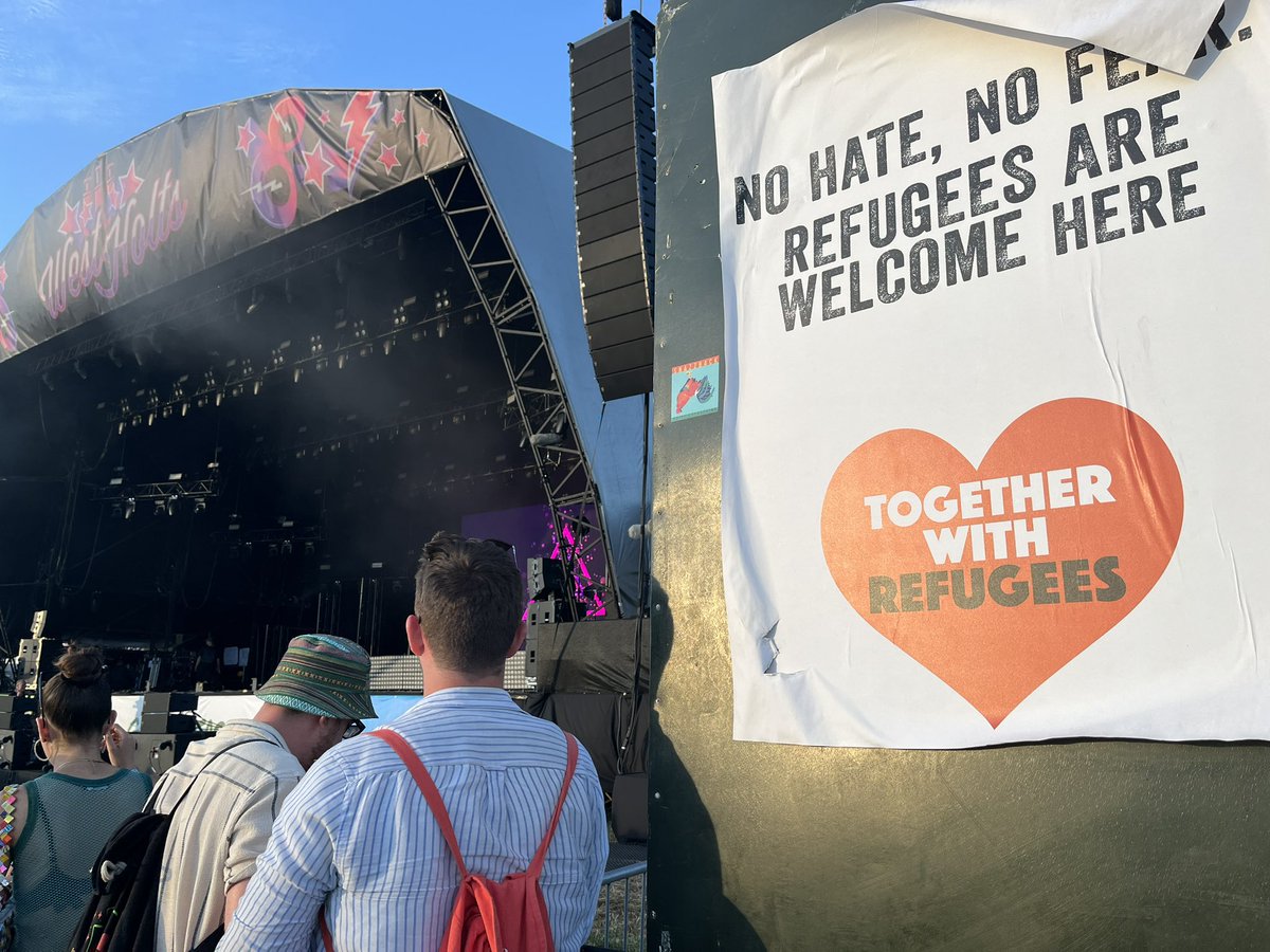 🧡 Absolute tsunami of support for refugees here at #WestHolts 
#GlastoWithRefugees