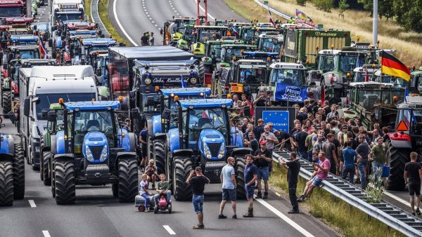 PetraDreves's tweet photo. Boeren  wachten niet tot donderdag, maar gaan maandag aanstaande de weg al op.  Zij willen nu echt laten zien wie de baas is in dit land! Duivels en dat  zijn ze!!! Burgers sluit je aan alstublieft . https://t.co/GHGthg4KHG