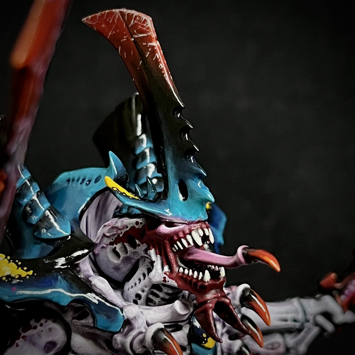 The Swarmlord rises! My final pre-Leviathan Tyranid is ready to lead Hive Fleet Typhaeus into 10th edition! #PaintingWarhammer #WarhammerCommunity #Tyranids #40k #Swarmlord #Warpshadow #PaintingMiniatures #PsychicScream #Warmongers #Warhammer40k