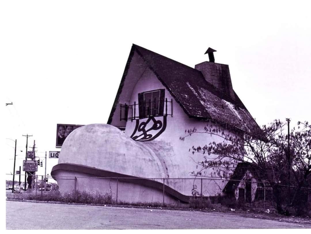 TheDarkQueen00's tweet photo. Who remembers the shoe house that was here in Memphis? https://t.co/KihE66E4g8