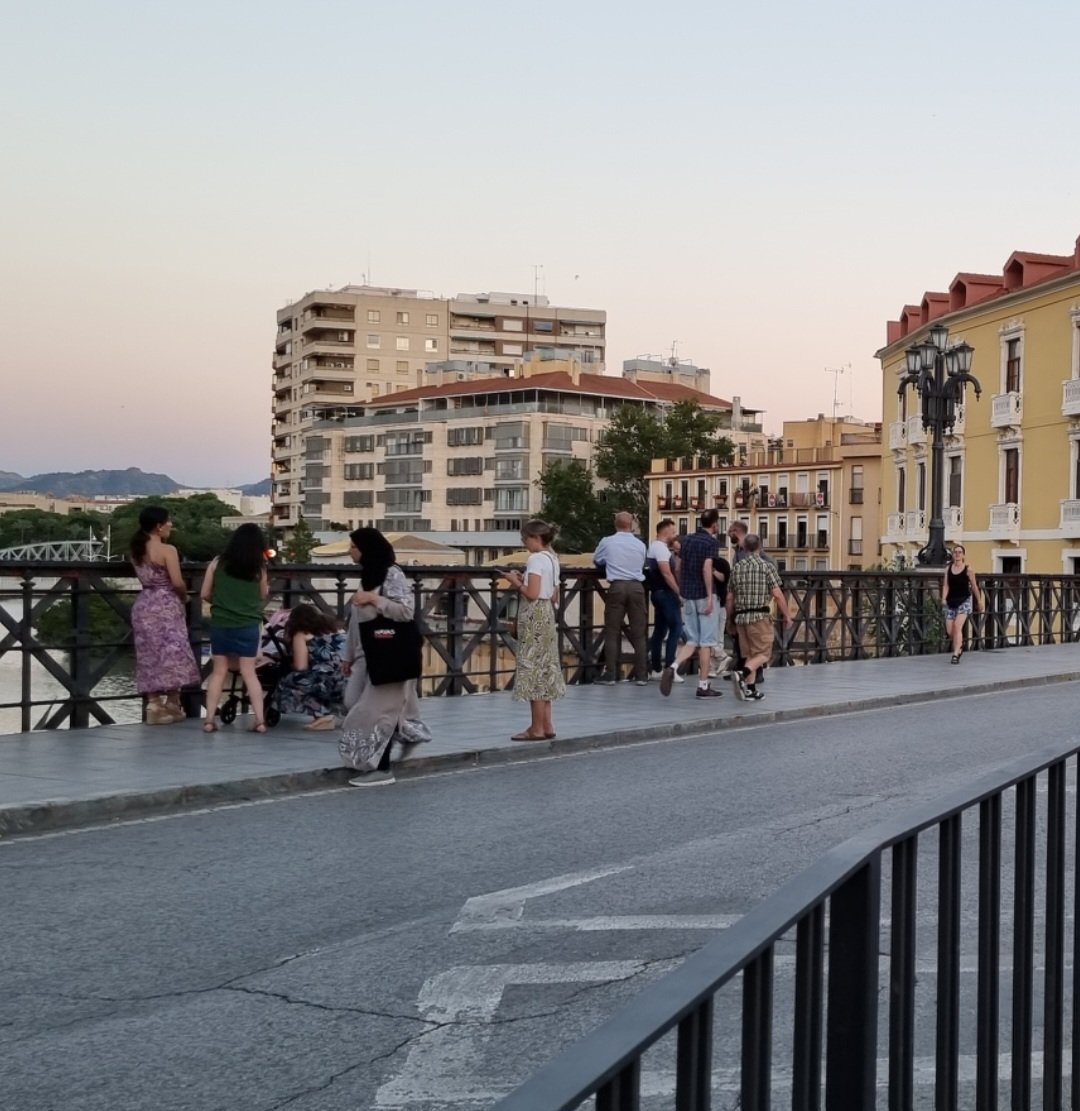 jjizquierdo2012's tweet photo. Personas disfrutando de un #PuenteViejoSinCoches 

#PuenteDeLosPeligrosPeatonal https://t.co/xSwBVCq8I7