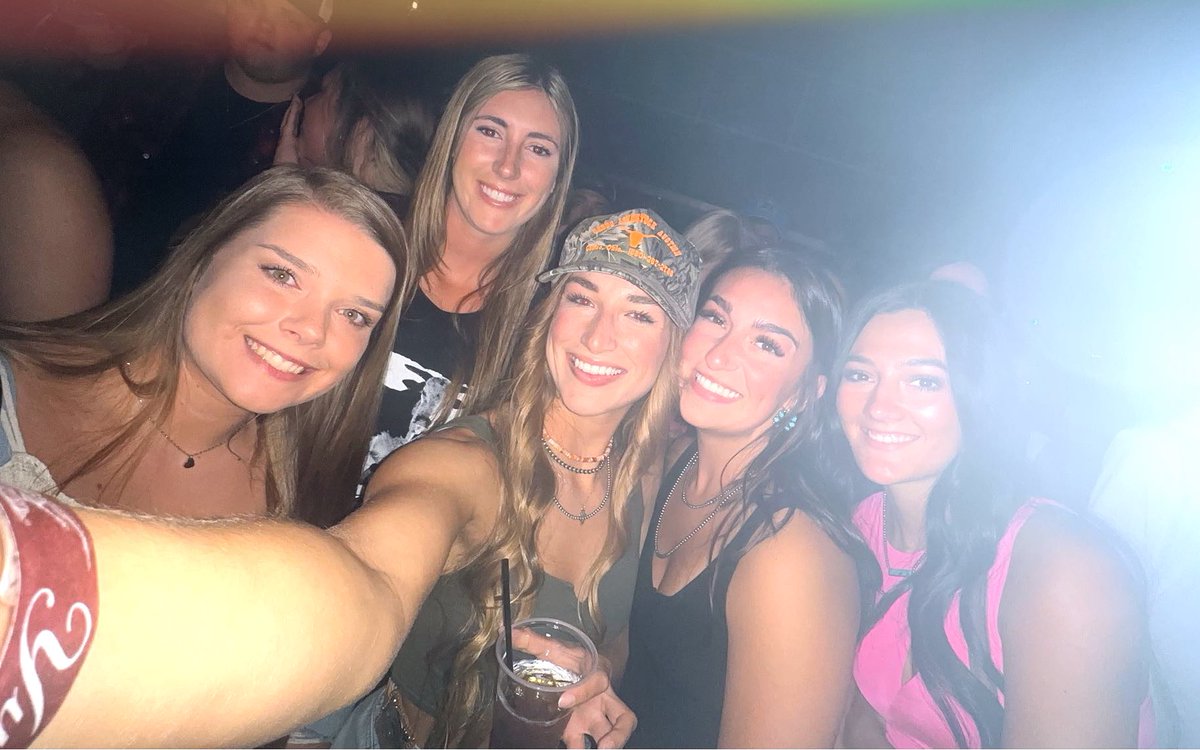 allison_nickles's tweet photo. Honeywine you’re a site to see🌜 https://t.co/kgG8eRnBV6