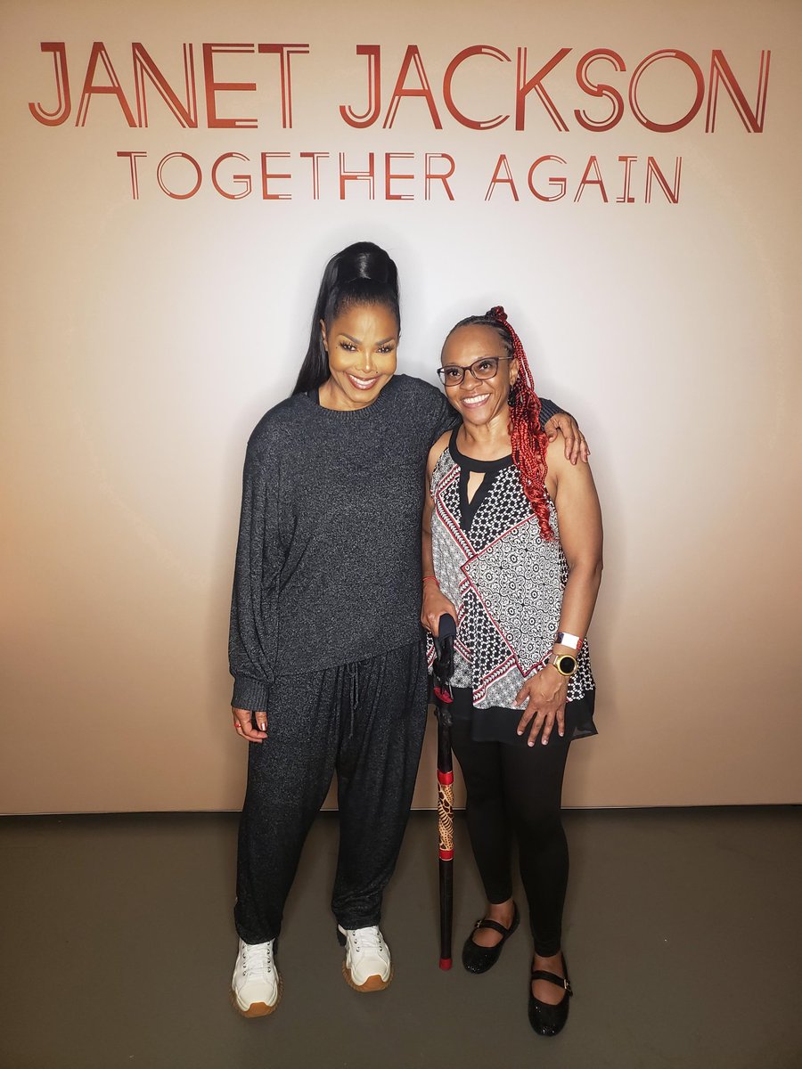 AAAAAGGGGHHHH! @mikdev fixed both of my pictures with @JanetJackson. You can see my eyes without the glare in my glasses. She also removed the red x on the floor. Thank you soo much!!!