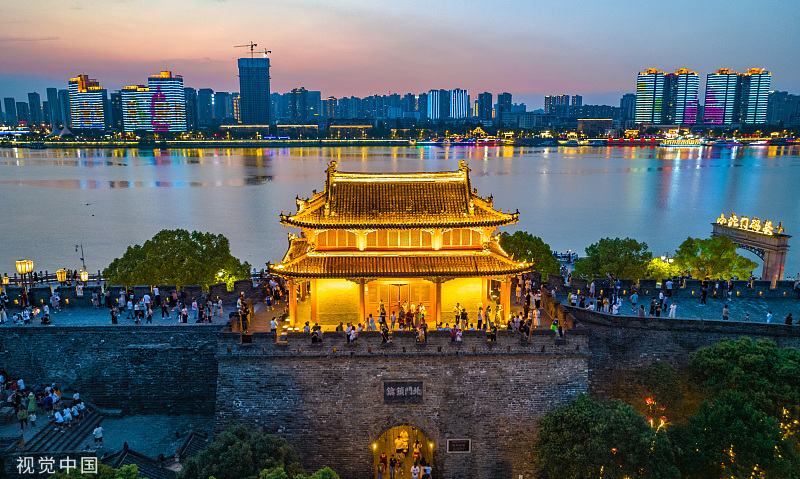 The ancient city of Xiangyang in Hubei looks absolutely stunning at night! The sparkling lights and historical buildings create an unforgettable atmosphere. #ChinaCanvas 🤩🤩
