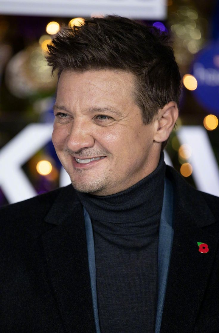 A smile for this Saturday afternoon, may he always remain like this, believing in life and with the love of his family, friends and, of course, his fans! @JeremyRenner #jeremyrenner #Unstoppable #loveandtitanium #Rennervations #Hawkeye #mayorofkingstown