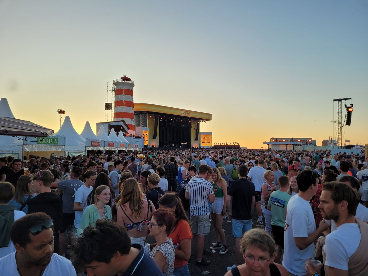 Het duurt nog een half uur voor <a href="/blof/">BLØF</a> begint op #cas maar het is al heel druk voor het podium