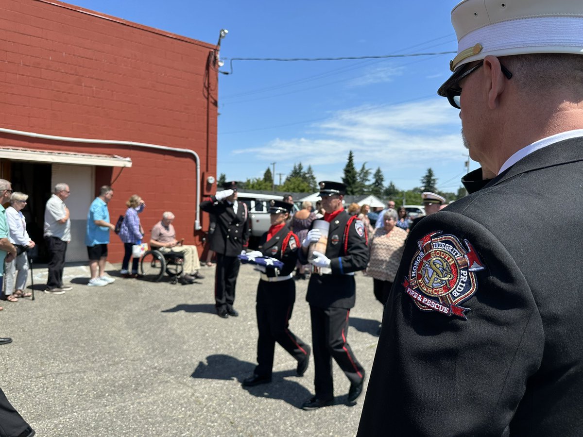 IAFF726's tweet photo. Today we say goodbye to our brother, friend, and mentor Larry Spohn. Larry selflessly served for 34 years before retiring in 2013 and was diagnosed with pulmonary fibrosis a few months after retiring.
Join the live stream of the service here:
https://t.co/YNeV3PpTtP https://t.co/QXY9ZE0GV2