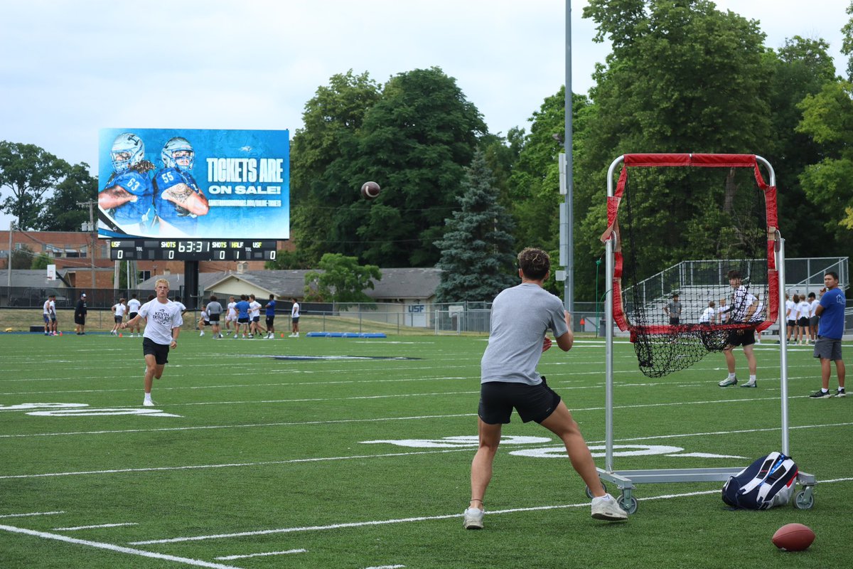 Had some fun taking photos at @usf_fb camp yesterday! Check out the photos in the link below.
•
flic.kr/s/aHBqjAJTKt
•
#GoCougs🐾 | #FillYourBucket