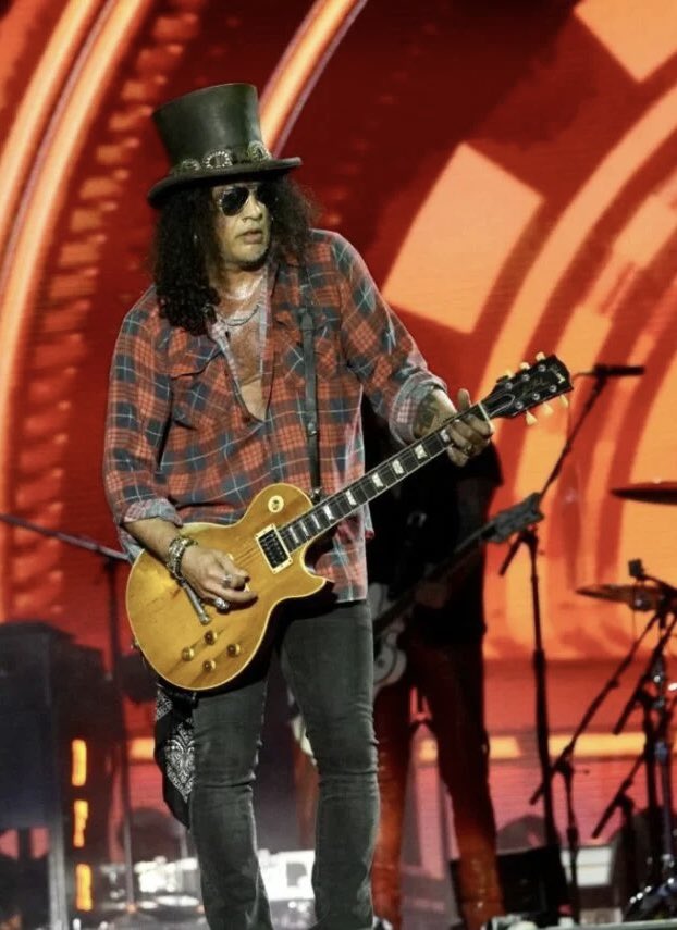 AltCelebrant's tweet photo. Slashtonbury 2023 #glastonbury2023 #Slash #GunsNRoses #PyramidStage #Glastonbury https://t.co/PC7MBmbwJM