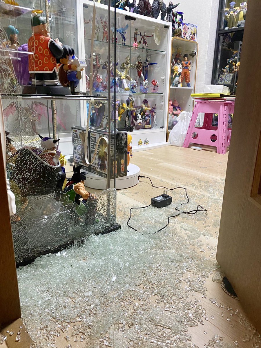 フィギュア用ショーケースとして有名なデトルフと不二貿易の支柱の太さ