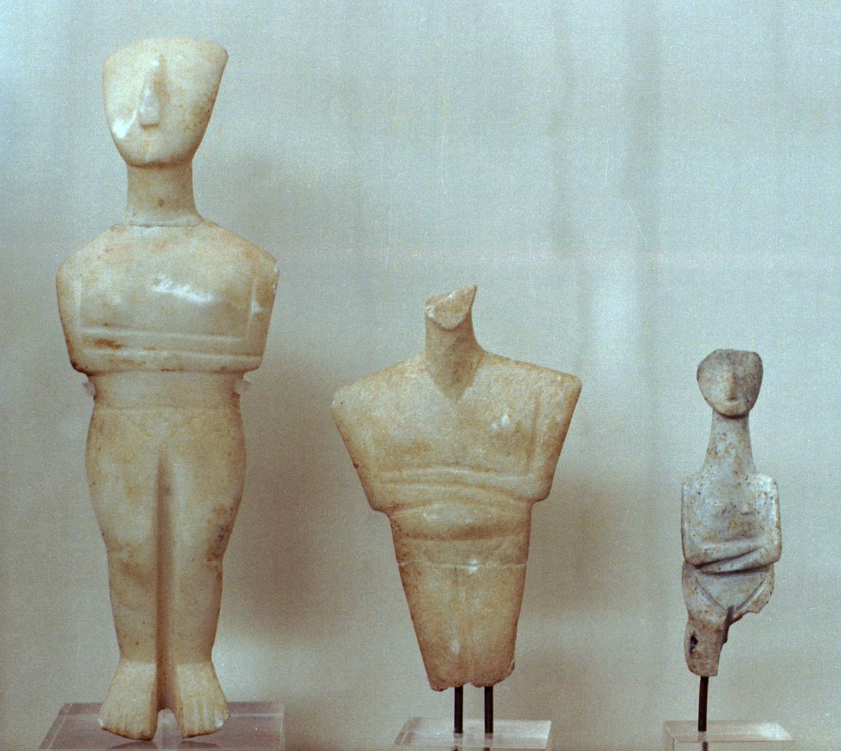 Cycladic type figurines dating to the 3rd millennium BC. 
Two are from the site of Pheia, one of Nereis, both in region Elis on the Peloponnese. 
Archaeological Museum of Olympia.
💥The influence of the Cycladic culture in the faraway Helladic areas is amazing.💥