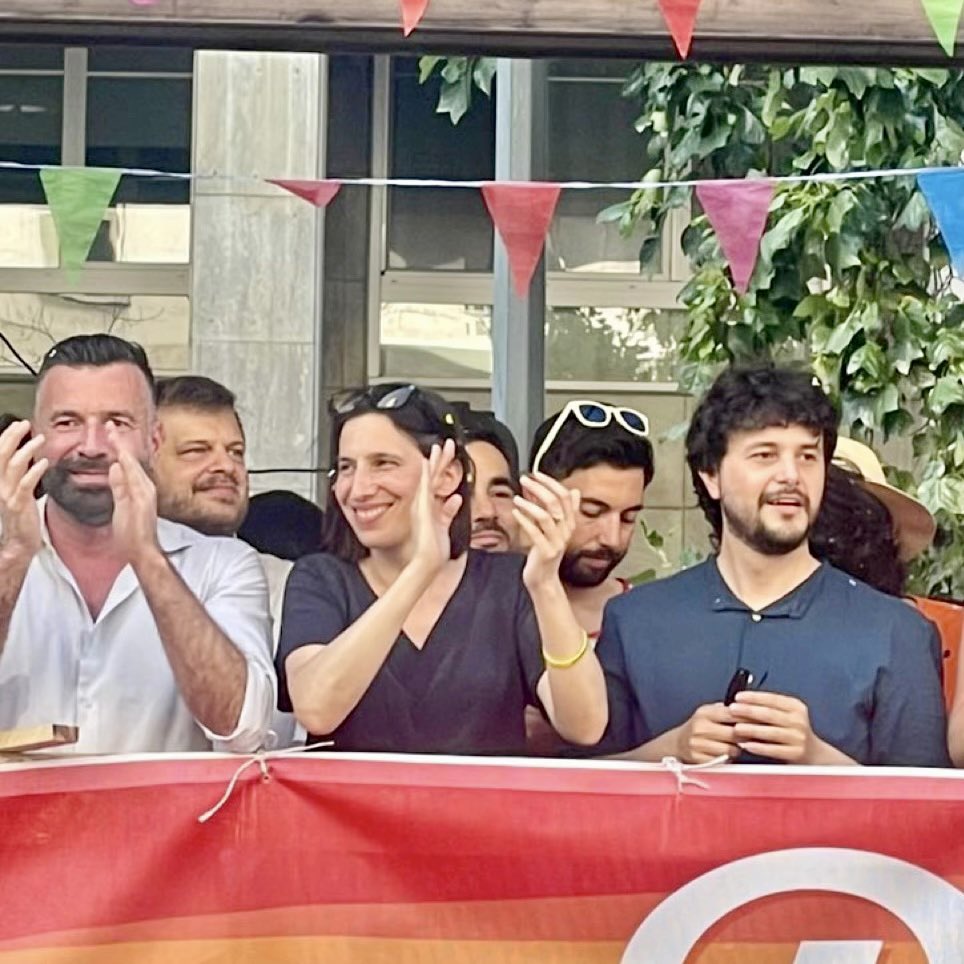 Oggi una bellissima giornata per i diritti al <a href="/MilanoPride/">Milano Pride</a>, il <a href="/pdnetwork/">Partito Democratico 🇮🇹 🇪🇺</a> c’è e ce la metterà tutta per difendere tutte le famiglie, contro ogni discriminazione. Avanti!  #milanopride #pride #lgbtpride