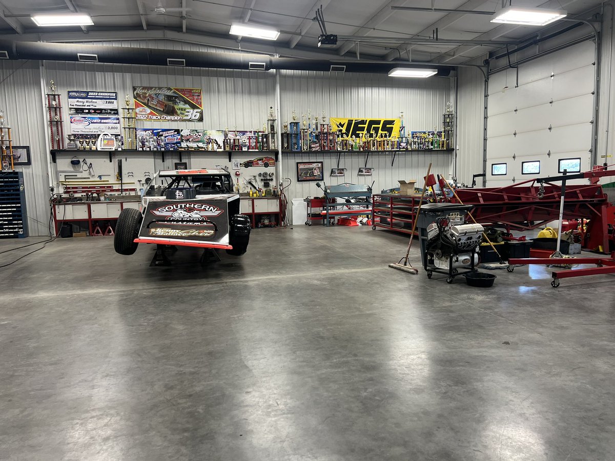 Kenny_Wallace's tweet photo. Broke a Motor last night.
Changed the motor last night and went to bed at 3 AM .
Woke up at 8 am this morning and detailed the car. We race DIRT tonight in Pevely Missouri🕺

“Ya gotta wanna” - Dick Trickle https://t.co/zEWHF6H9pC