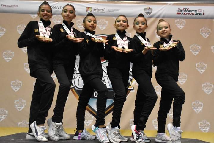 IDEM_Edomex's tweet photo. El equipo Edoméx de #GimnasiaArtística finaliza su participación de la categoría 11-12 años con cuatro preseas de oro🥇🥇🥇🥇 de Marijose Delgado; dos medallas de plata🥈🥈 y una de bronce 🥉de Victoria Brambila y dos medallas de oro 🥇🥇 por equipos en la prueba de aros y clavas https://t.co/zMSk64GmEH