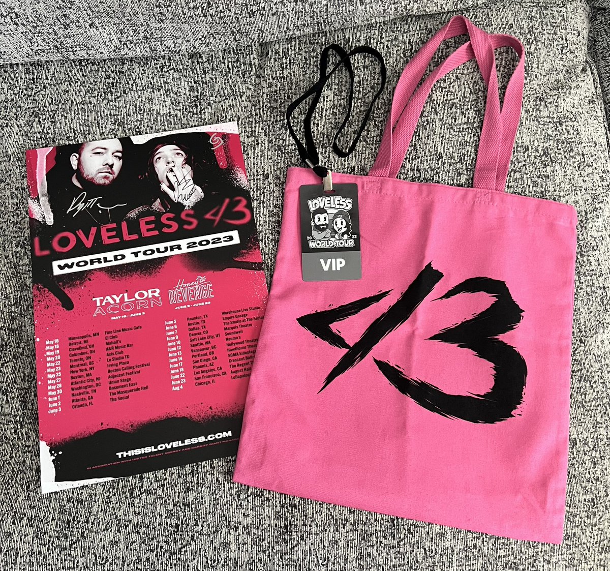 Hi all. I have an extra LOVELESS VIP PACKAGE that I would love to send to someone for free. I would like it to go to someone that wasn’t able to get or afford VIP. If that’s you please DM me. 

If you see this please retweet so I can get the word out. Thx bbs 🥹